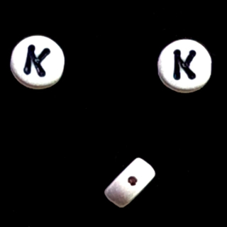 Plastový korálek 7x4mm s písmenem K