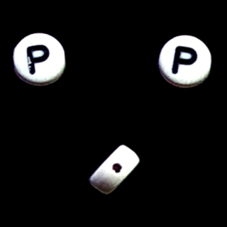 Plastový korálek 7x4mm s písmenem P